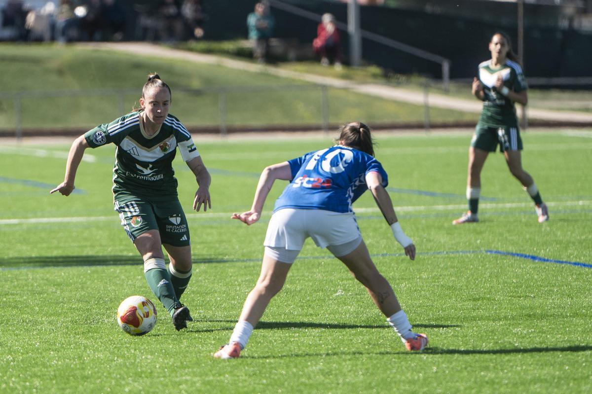 Nerea encara a una jugadora rival.