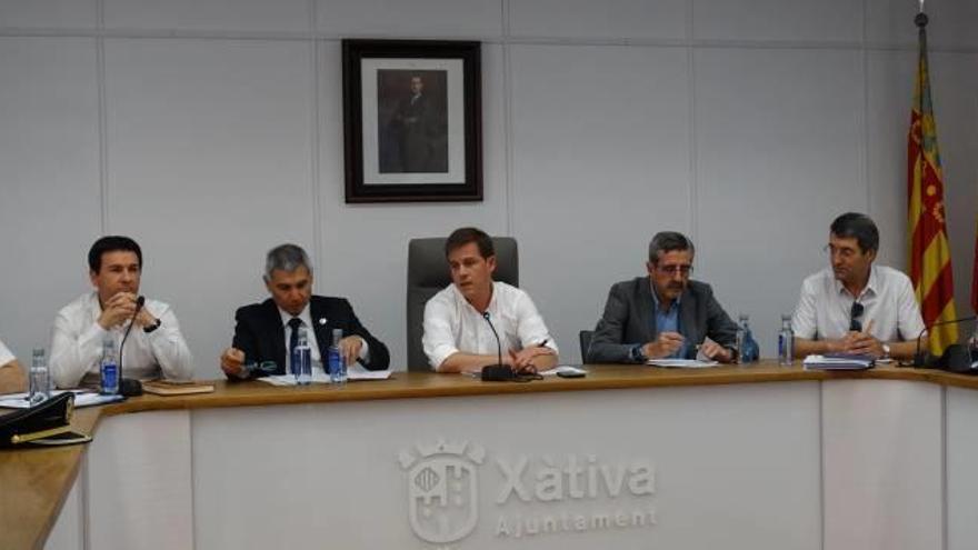 La Junta de Seguridad celebrada ayer en el Ayuntamiento de Xàtiva, presidida por el alcalde Roger Cerdà.