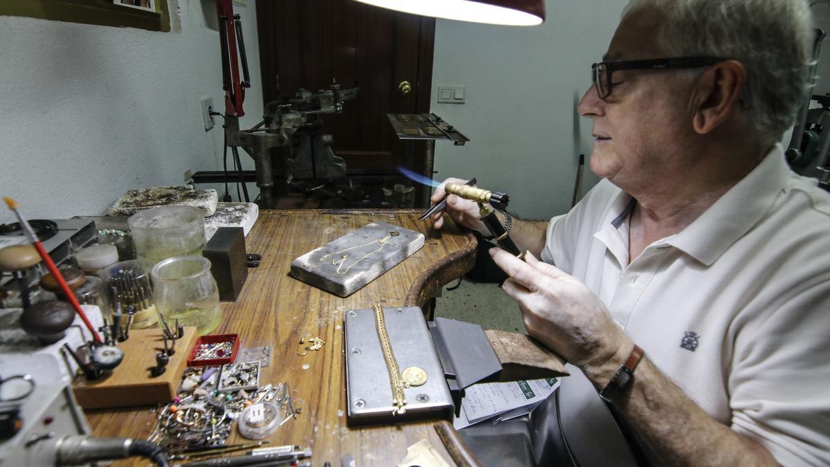 Germán Tejada Donaire en su taller de la avenida de París.