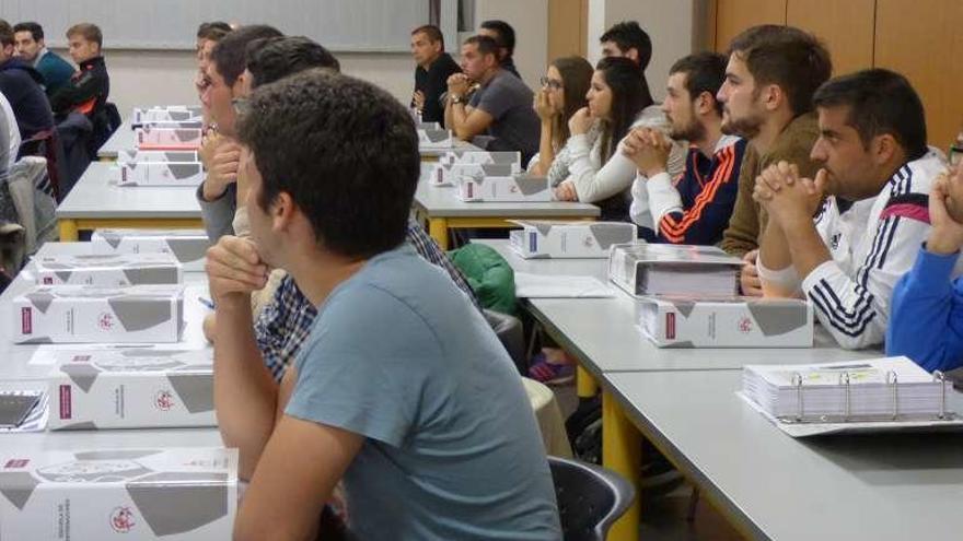 Varios aspirantes durante una clase teórica.