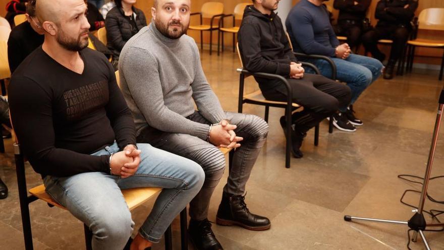 A la izquierda, los hermanos Sandulache, durante el juicio.