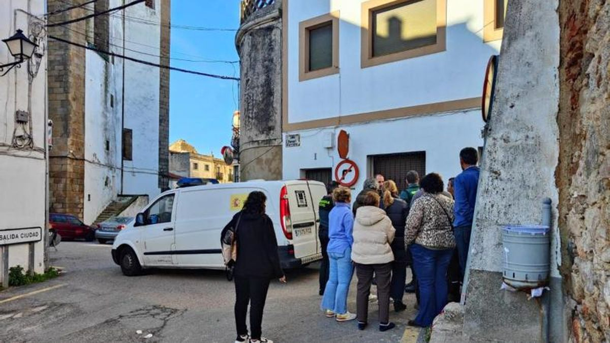 Vecinos de Alburquerque ante la casa donde ocurrieron los hechos esta mañana.