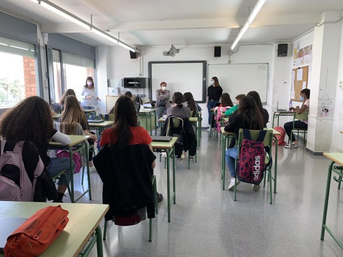 L’alumnat de l’IES Maria Aurèlia Capmany crea l’Instagram de la Botiga Solidaria de Cornellà