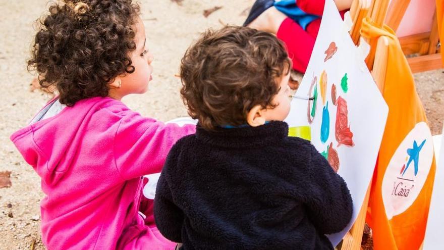 La Obra Social La Caixa reparte 11.402 kits básicos de material escolar