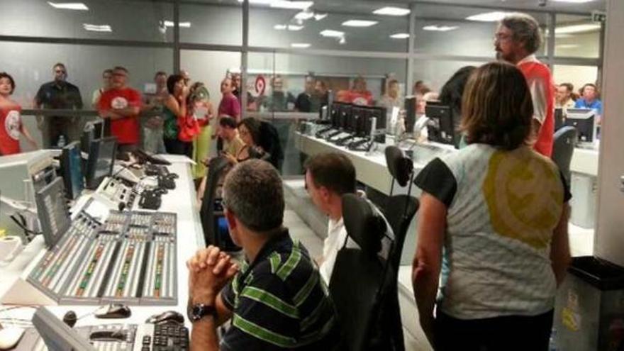 Los trabajadores, en el control del estudio 3, se enfrentan a la responsable de informativos.