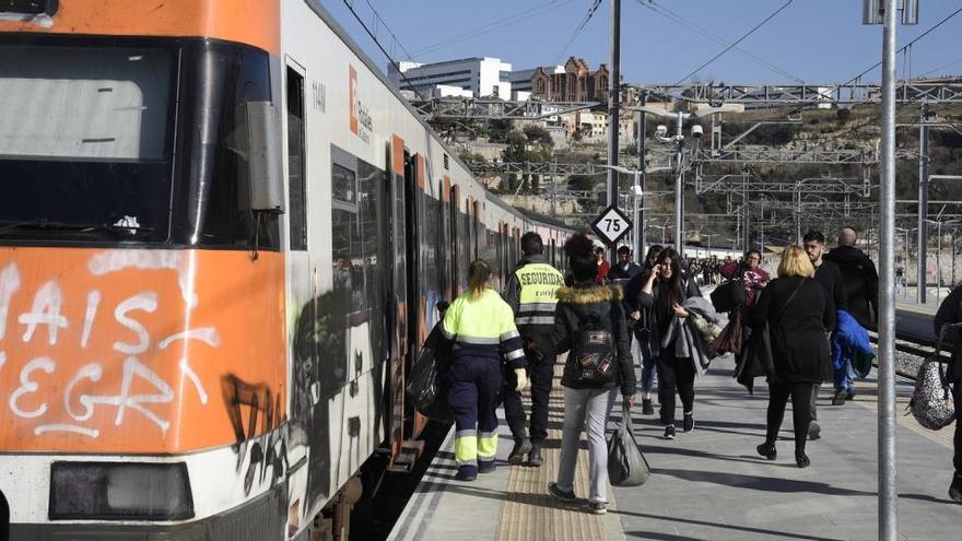 Usuaris baixant d&#039;un tren a l&#039;estació de Renfe de Manresa