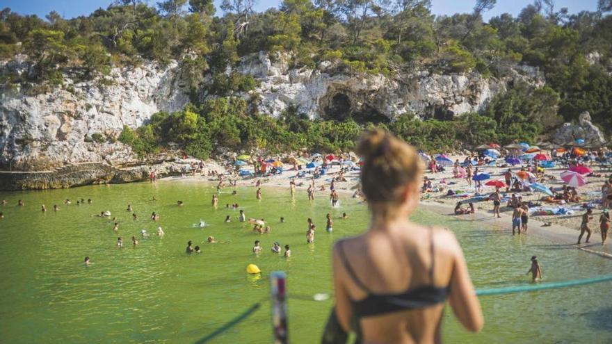 Las aguas del litoral ‘santanyiner’ de color verde.