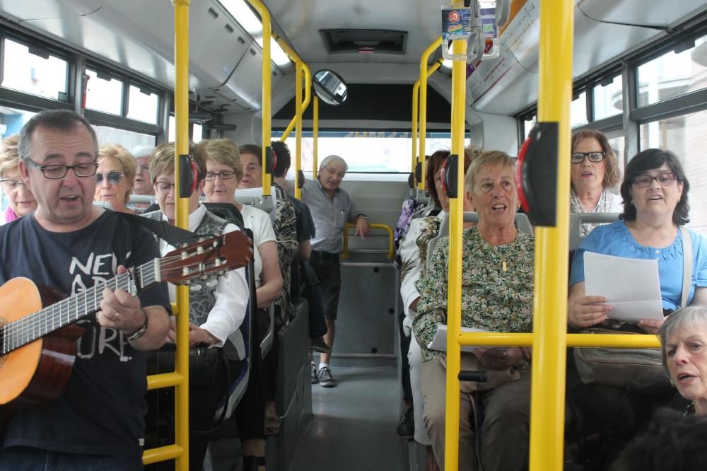 Una coral de gent gran actua al bus urbà manresà