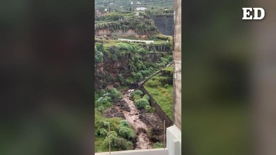 El barranco del Quiquira baja con fuerza en La Orotava tras una noche de lluvias