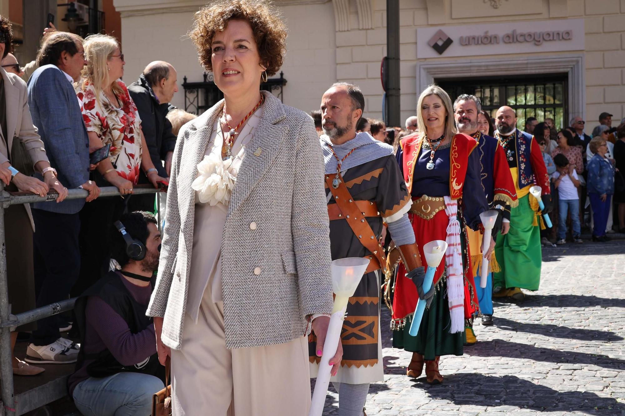 El Sant Jordiet entre claveles en la procesión de la Reliquia