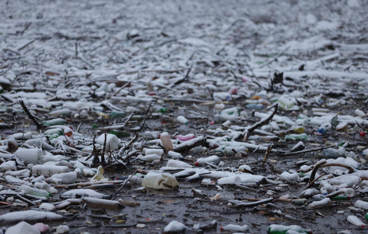 El río Drina, en Bosnia, obstruido por enormes cantidades de basura