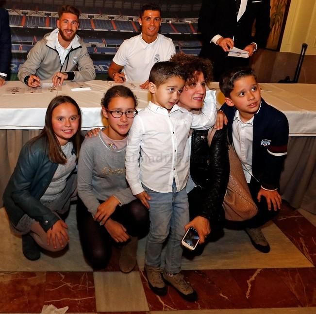 Cristiano Ronaldo y Sergio Ramos firman autógrafos en el Hotel Santa Catalina.