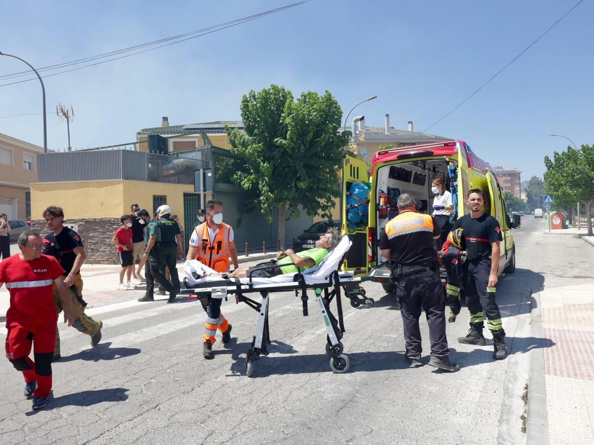 Las imágenes del incendio declarado en el cauce del río Vinalopó en pleno casco urbano de Sax Las imágenes del incendio declarado en el cauce del río Vinalopó en pleno casco urbano de Sax