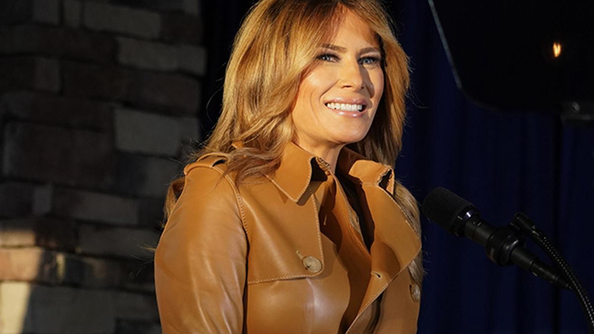 Primer plano de Melania Trump con chaqueta de cuero marrón