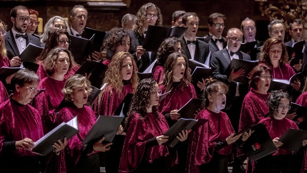 El Orfeó Balear ensaya su concierto de Navidad de este sábado en la iglesia de Santa Creu de Palma