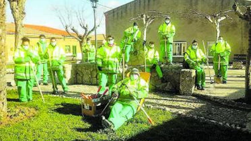 Los 12 estudiantes posan tras mejorar una zona verde de Moraleja. | E. G.