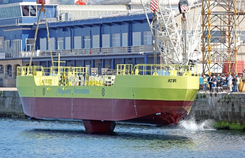 Una "supergrúa" fue la encargada de la botadura que tuvo lugar esta mañana en la terminal de cruceros