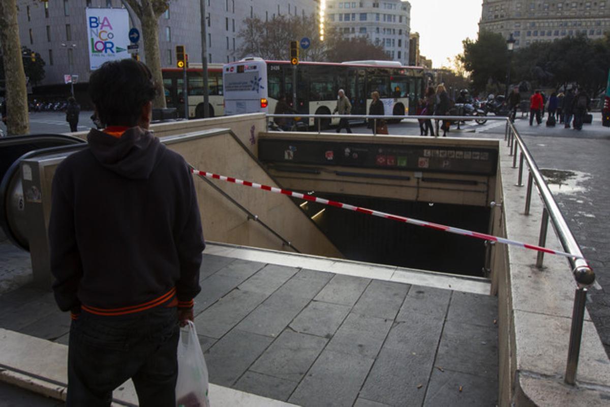 GRA132 BARCELONA, 09/02/2016. La estación Renfe de Plaza Catalunya permanece cerrada después de que el servicio de trenes haya quedado interrumpido en la red de cercanías de Barcelona desde primera de hora de la mañana ante la presencia de humo en los túneles, sin que se haya precisado su origen. EFE/Quique García