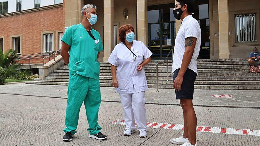 Protesta dels zeladors ahir davant l&#039;hospital Josep Trueta, a Girona.