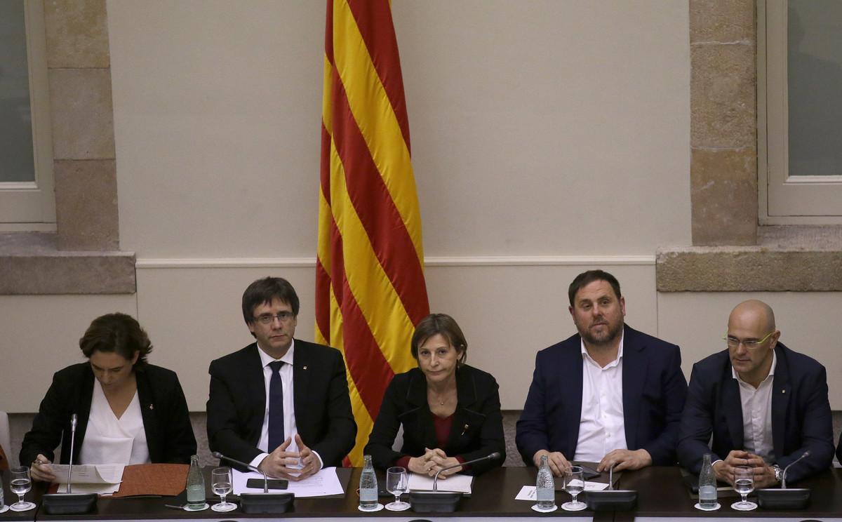 De izquierda a derecha:  Ada Colau, Carles Puigdemont, Carme Forcadell, Oriol Junqueras, y Raül Romeva, el pasado día 23, en la cumbre soberanista.