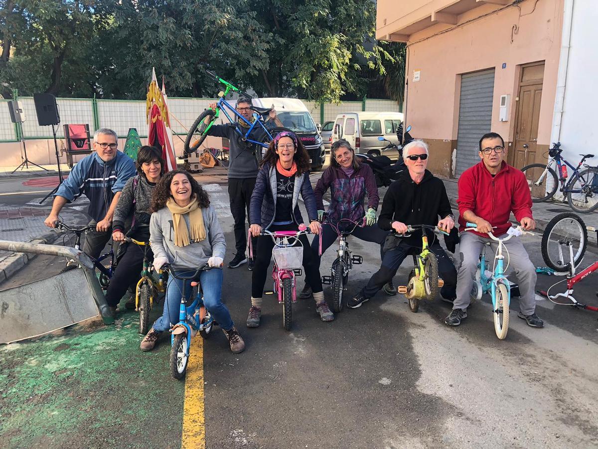 Voluntarios con las bicis arregladas.