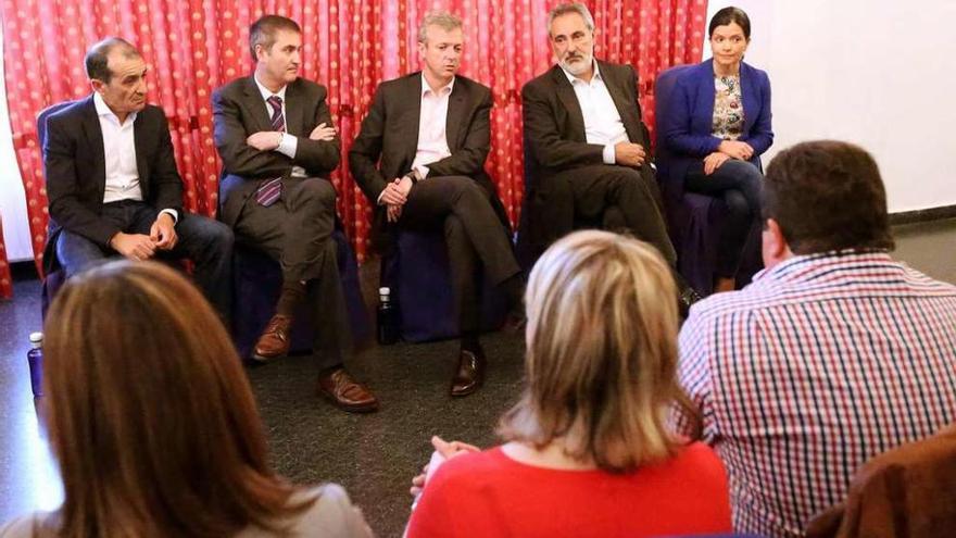 Martínez Nogueira, segundo por la izquierda, con Nelson Santos, Alfonso Rueda, José Manuel Tourís y la vicepresidenta provincial y alcaldesa de Mos, Nidia Arévalo, ayer, durante la reunión en Porriño. // D.P.