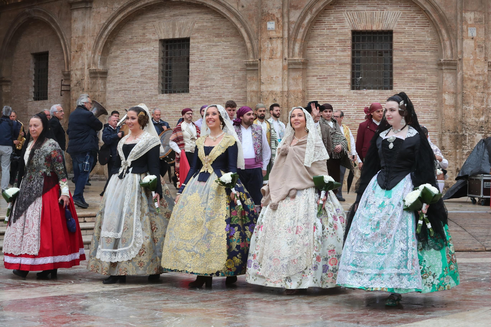 Búscate en el primer día de ofrenda por la calle de la Paz (entre las 15:30 a las 17:00 horas)