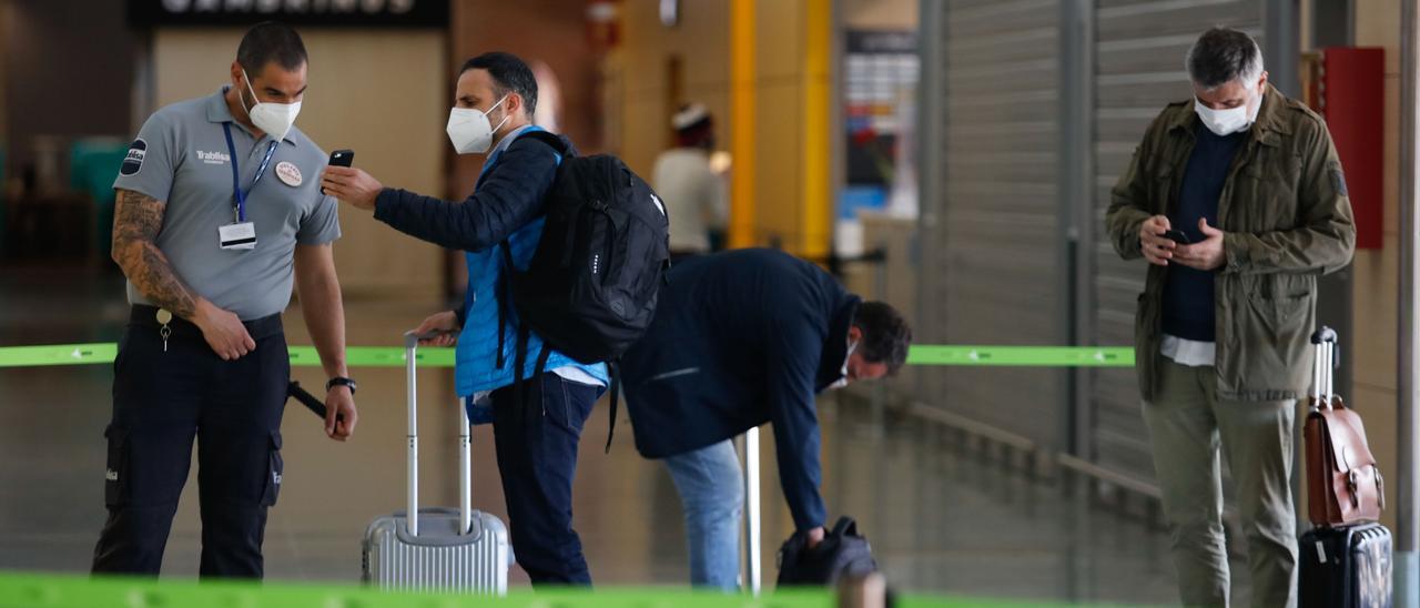 Control de pasajeros en el aeropuerto de Ibiza. J. A. Riera