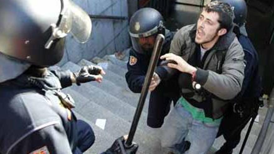 Agentes de Policía rodean a un miembro de un piquete en Madrid.