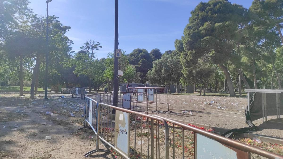 Basura por la zona más próxima al quiosco y la pista de baloncesto del parque, este lunes.