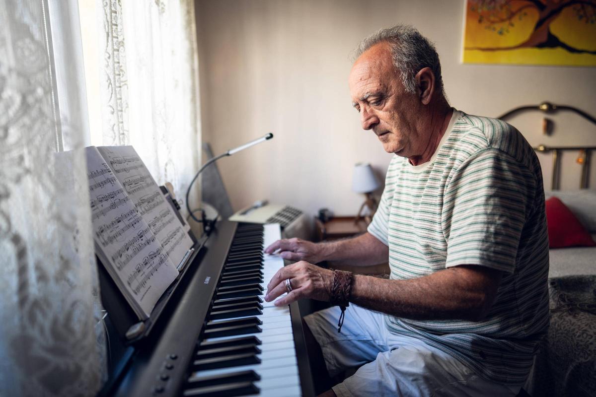 Eduard tocando el piano, una de sus aficciones.