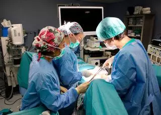 La espera en cirugía cae un mes pero Galicia no volverá a cifras prepandemia hasta 2022