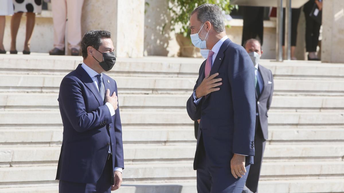 El presidente de la Junta de Andalucía, Juanma Moreno, saluda al Rey Felipe VI.