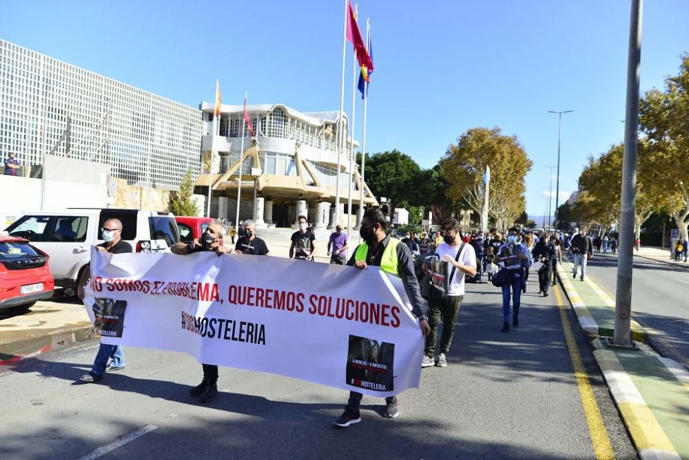 Los hosteleros protestan en las calles de Cartagena sin el apoyo de su patronal