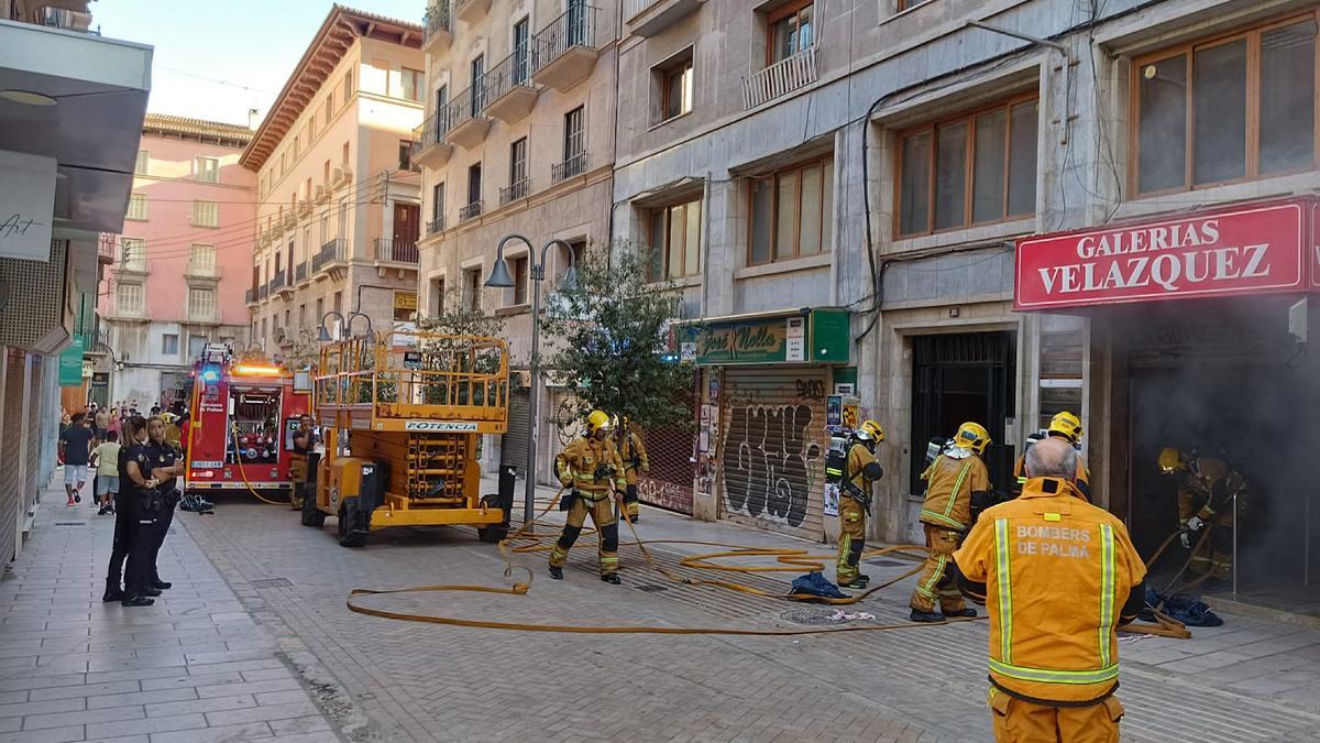 Los bomberos ante las Galerías Velázquez