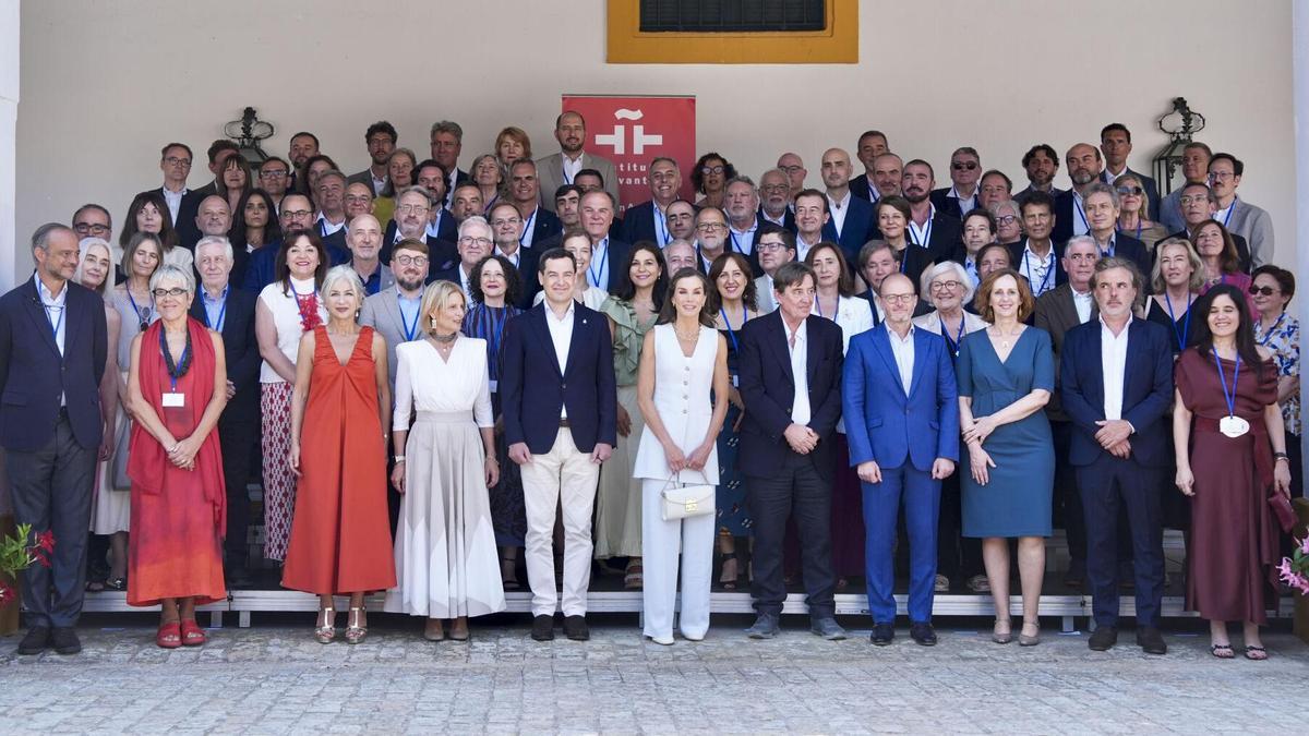 La reina Letizia posa para la foto de familia con los participantes en la inauguración de la reunión anual del Instituto Cervantes, en Jerez de la Frontera.