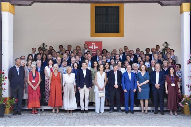 La reina Letizia preside el "gran consejo de redacción" del Instituto Cervantes: "La lengua es un compromiso con la libertad"