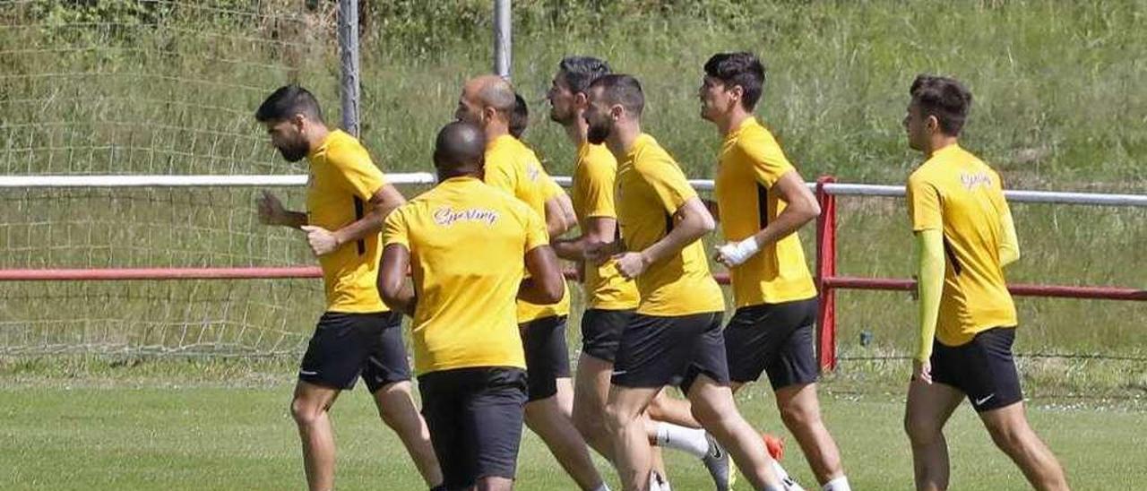 Por la izquierda, en primer término, Robert Montes, Fran Albert y Goran Pandurovic, en el campo número 4 de Mareo durante el segundo turno de entrenamientos de ayer, con los jugadores al fondo.