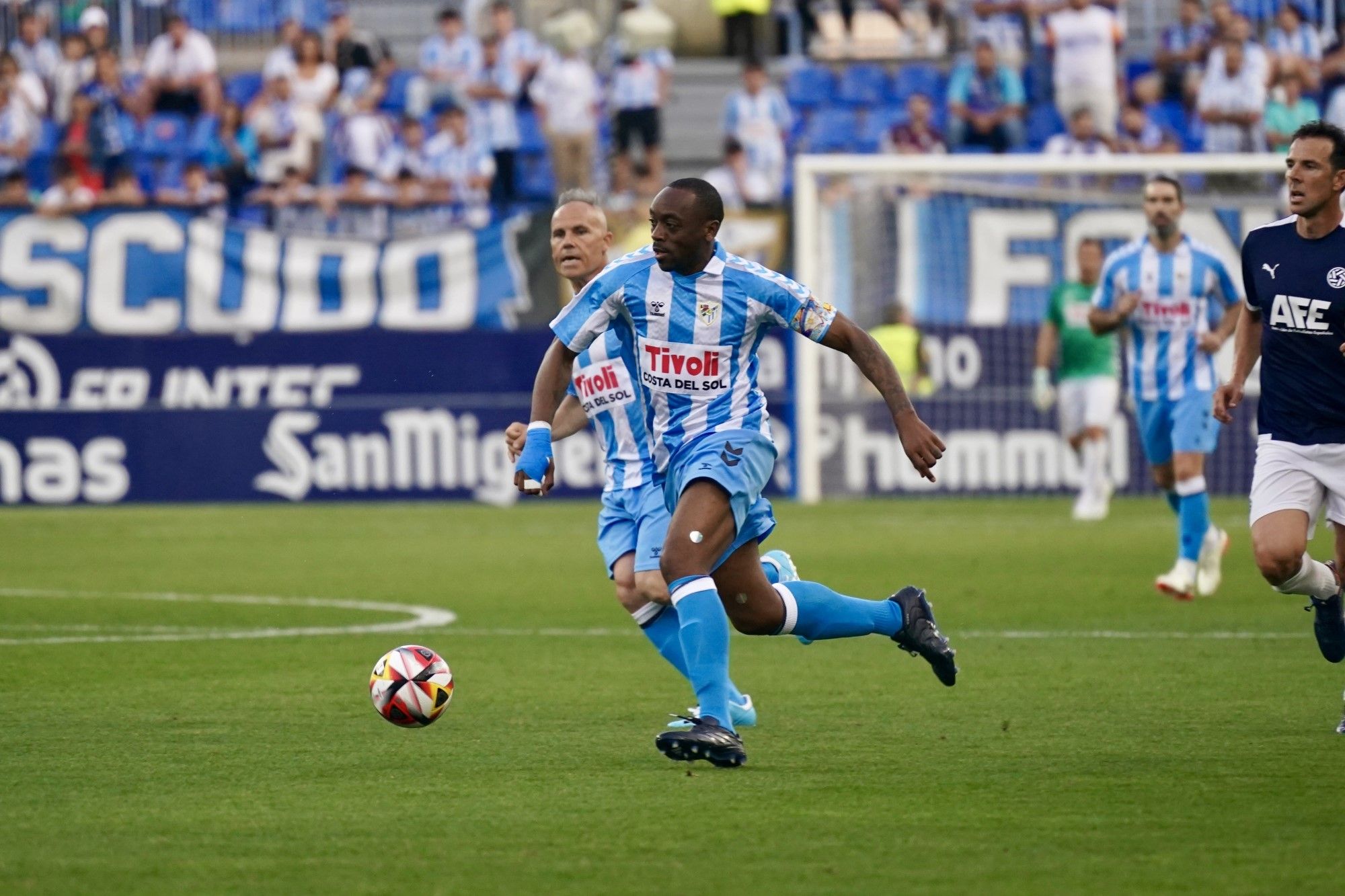 Las leyendas del Málaga CF vuelven a pisar el césped de La Rosaleda