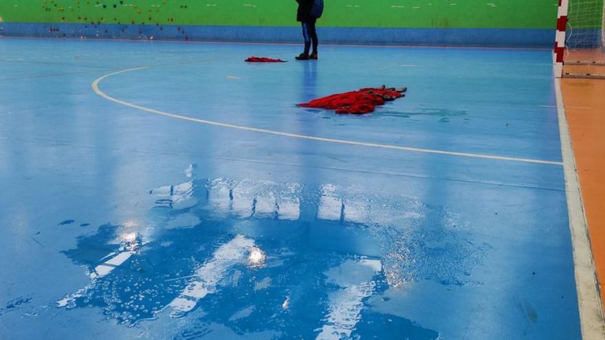 La pista del polideportivo, llena de agua, este fin de semana. | LNE