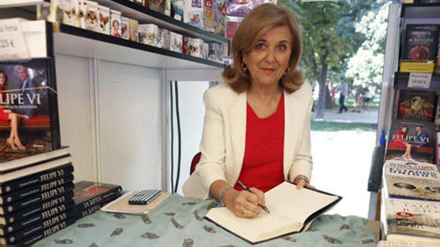 La periodista Carmen Enriquez firma su libro.