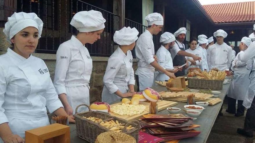 Un momento del showcooking desarrollado en la bodega Lagar de Pintos. // FdV