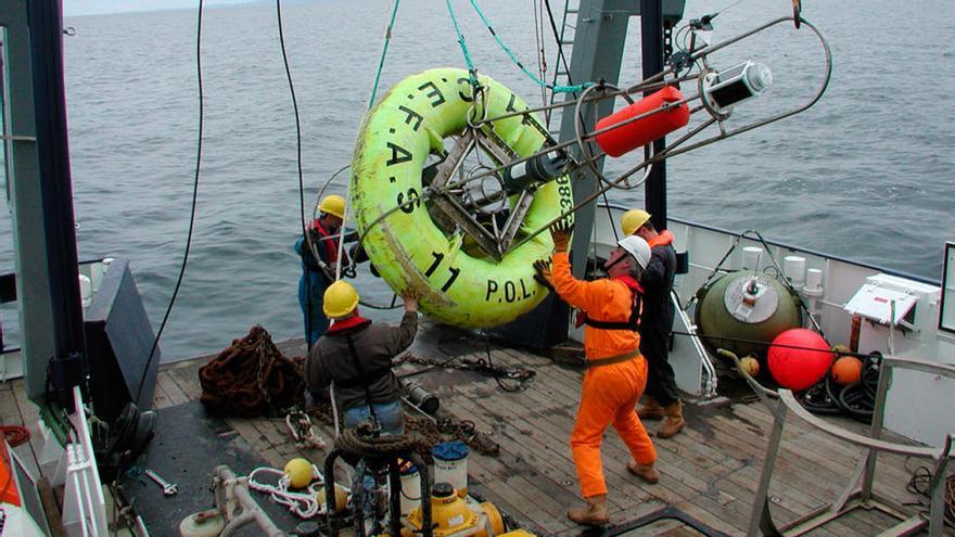 Personal del Cefas británico, a bordo del oceanográfico &quot;Endeavour&quot;. // Cefas