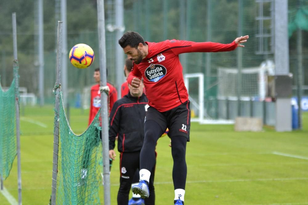 Sebastián Dubarbier se ejercitó con el grupo en la primera parte de la sesión programada esta mañana en Abegondo para continuar preparando el partido del sábado ante el Oviedo.