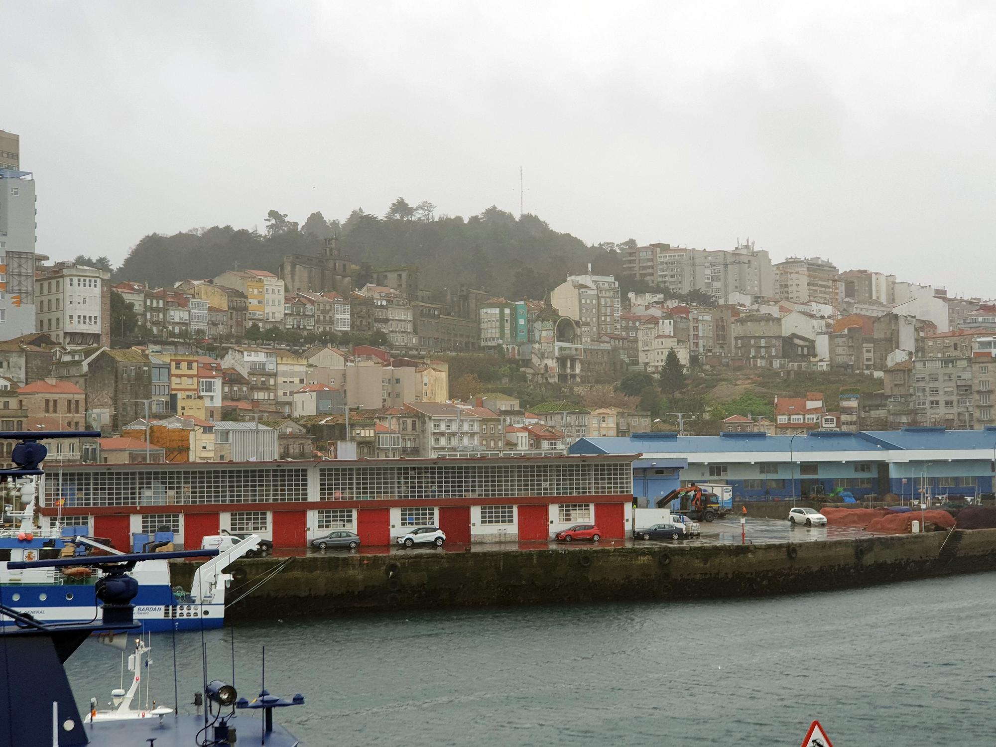Temporal en Galicia: la borrasca Barra llena Vigo de paraguas y chubasqueros