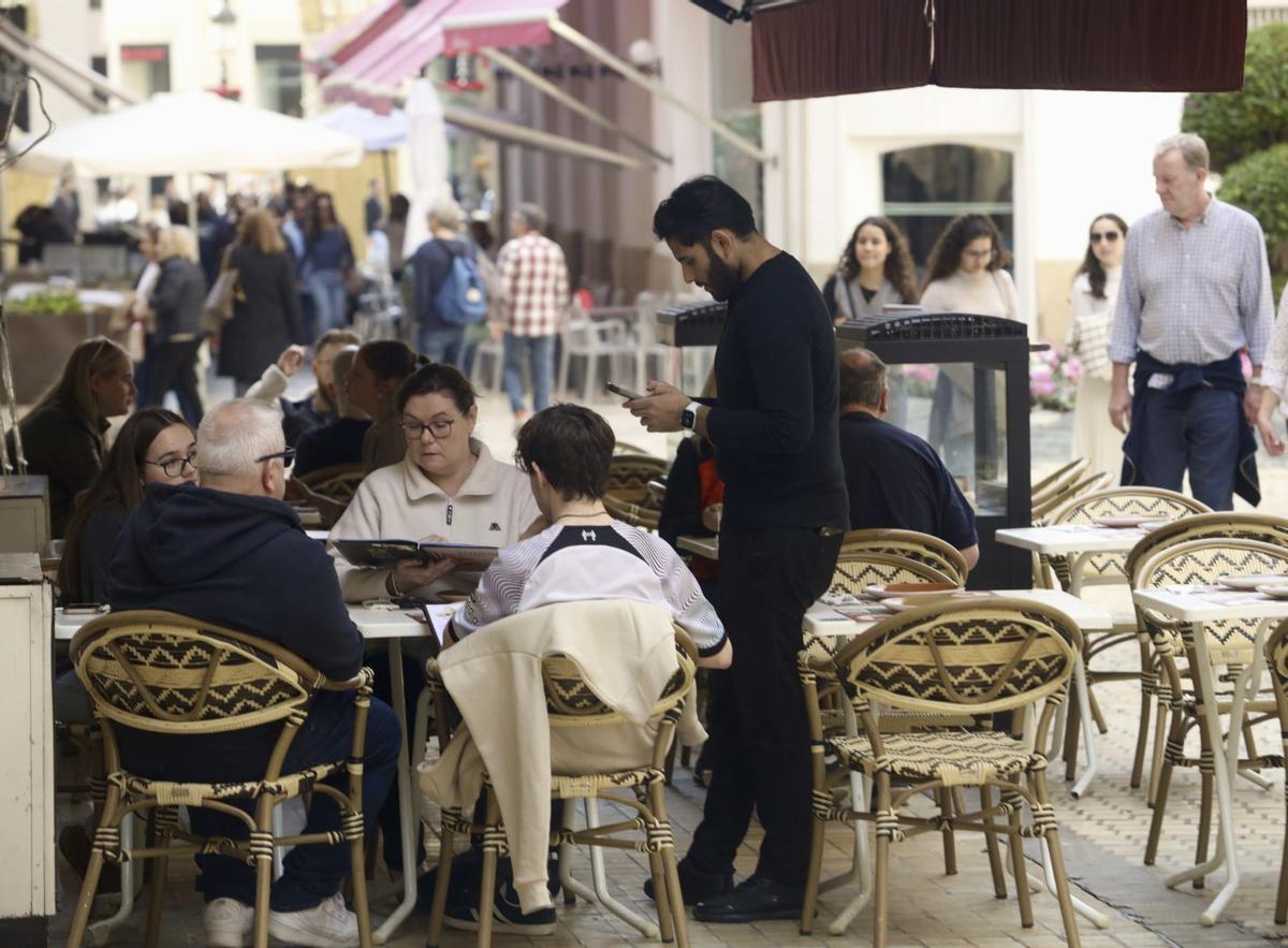 El sector turístico teme que la falta de conexión férrea con Madrid altere las previsiones de Semana Santa.