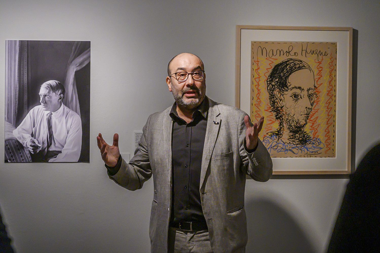Eduard Vallès davant un retrat d’Hugué