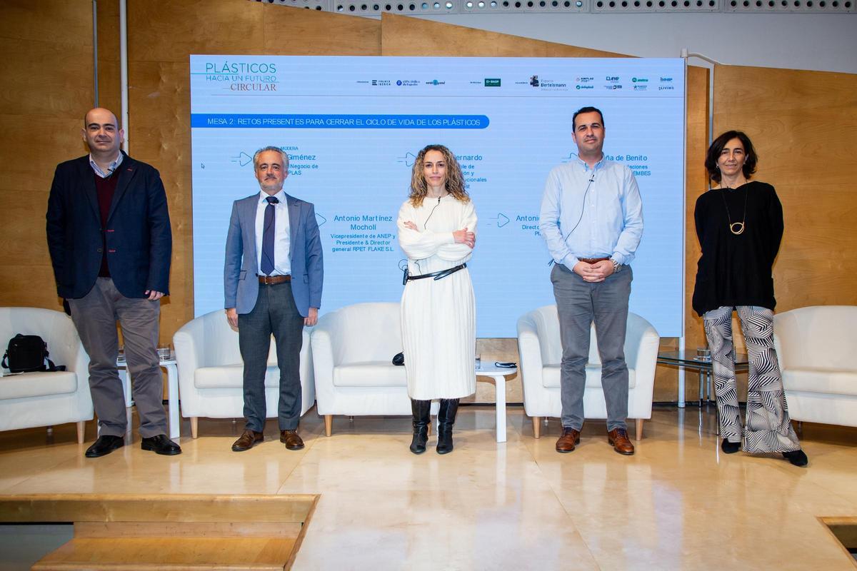 D'esquerra a dreta: Moderador: Sergio Giménez, director de negoci d'AIMPLAS. Antonio Martínez Mocholí, vicepresident d'ANEP i president &amp; director general RPET FLAKE S.L. - Mayca Bernardo, responsable de Comunicació i Relacions Institucionals de Cicloplast. - Antonio de Molina, director tècnic a Plastipak. - Begoña de Benito, responsable Relacions Institucionals ECOEMBES.
