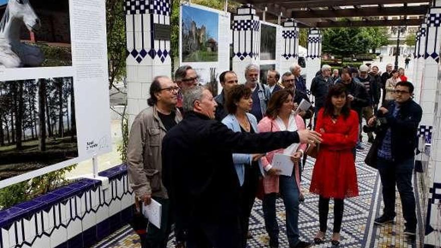 Autoridades municipales y fotógrafos de la exposición.