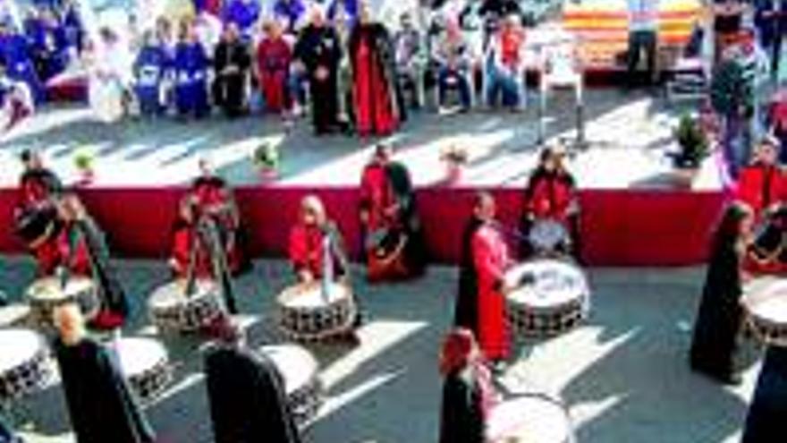 Redobles de hermandad en la plaza de la Paz